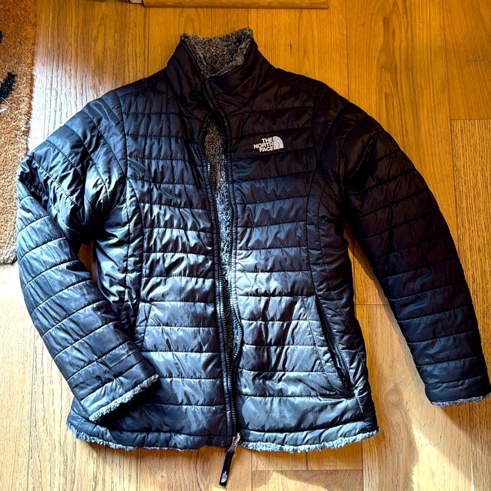 EUC The North Face girls fully reversable black puffer coat w grey fleece liner.